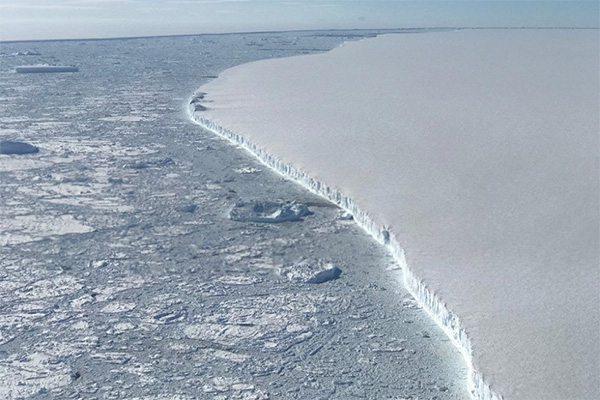 Larsen C-قطب جنوب-توده یخی A-68A سه سال پس از جدایی بیش از هزار کیلومتر طی کرده است